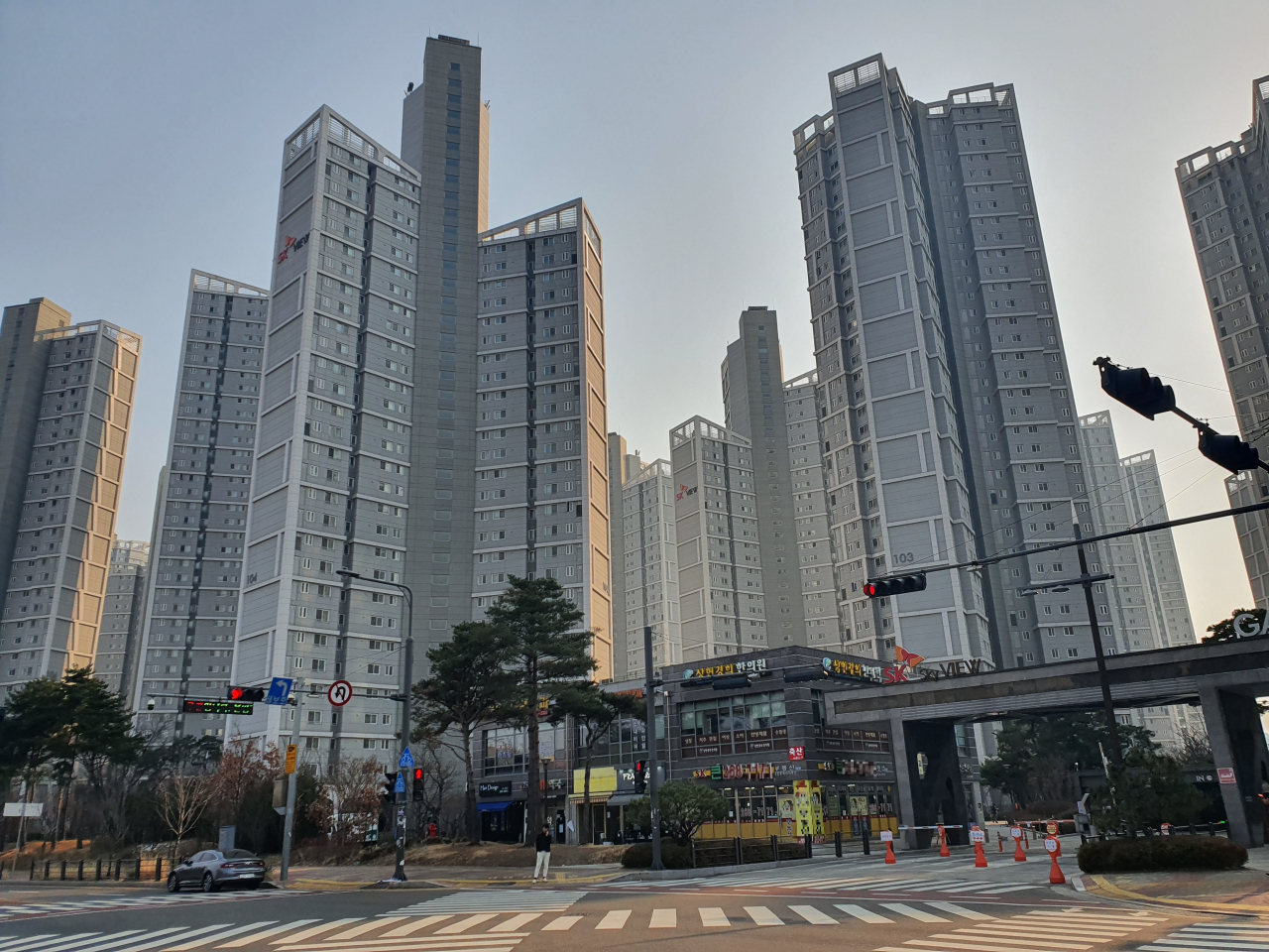 20일 오후 조정대상지역으로 지정된 수원 영통·권선·장안구와 의왕·안양 만안구 일대 중개사들은 단기적으로 주춤하겠지만 곧 다시 오를 것으로 전망했다. 사진은 경기 수원시 장안구 정자동의 대장주 아파트인 수원SK스카이뷰 모습 [사진=민상식 기자]
