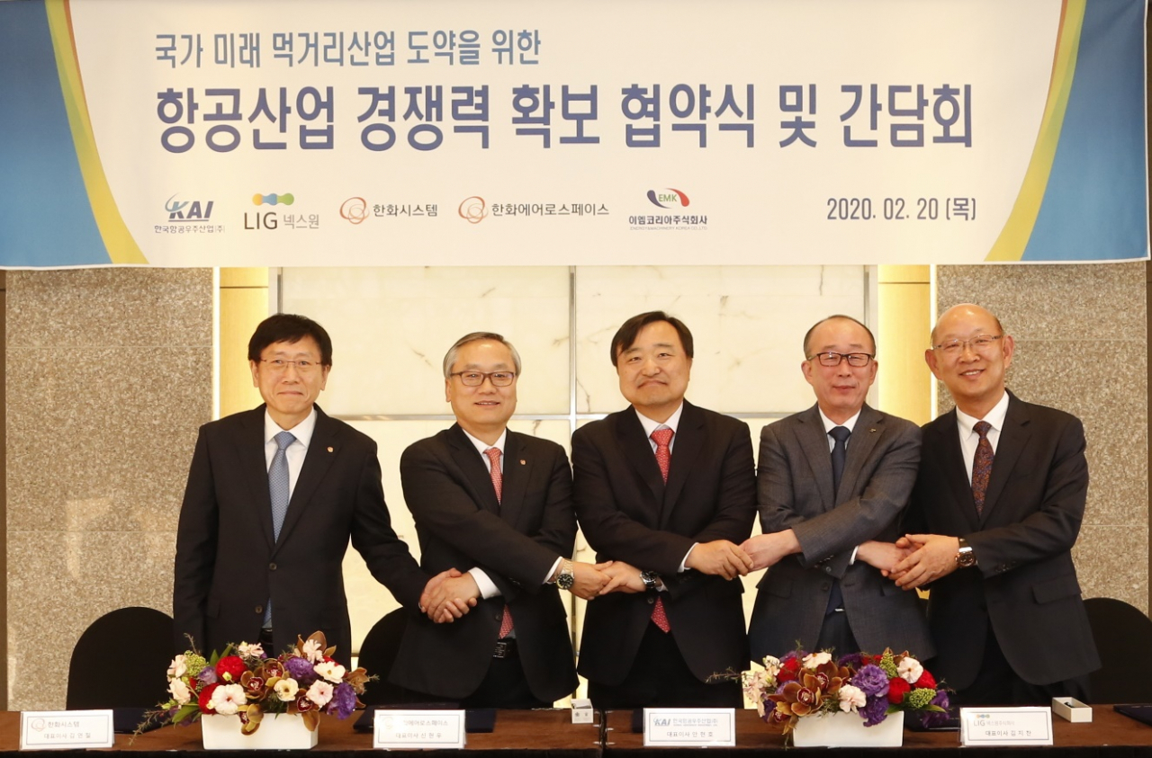왼쪽부터 김연철 한화시스템 대표, 신현우 한화에어로스페이스 대표, 안현호 KAI 사장, 김지찬 LIG넥스원 대표, 강삼수 중소협력사협의회 대표. [KAI 제공]