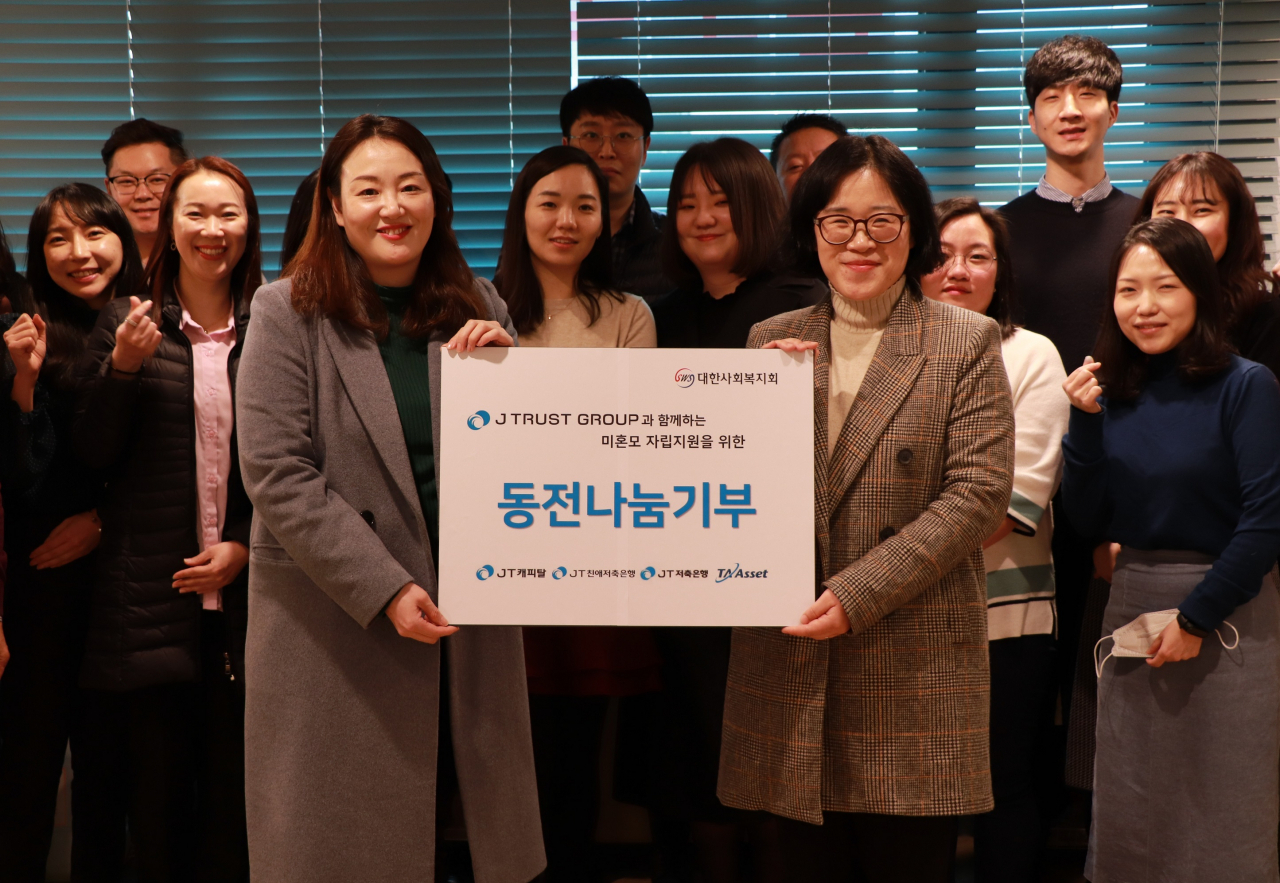 J 트러스트그룹이 대한사회복지회에 기부금을 전달하는 모습 [J 트러스트그룹 제공]