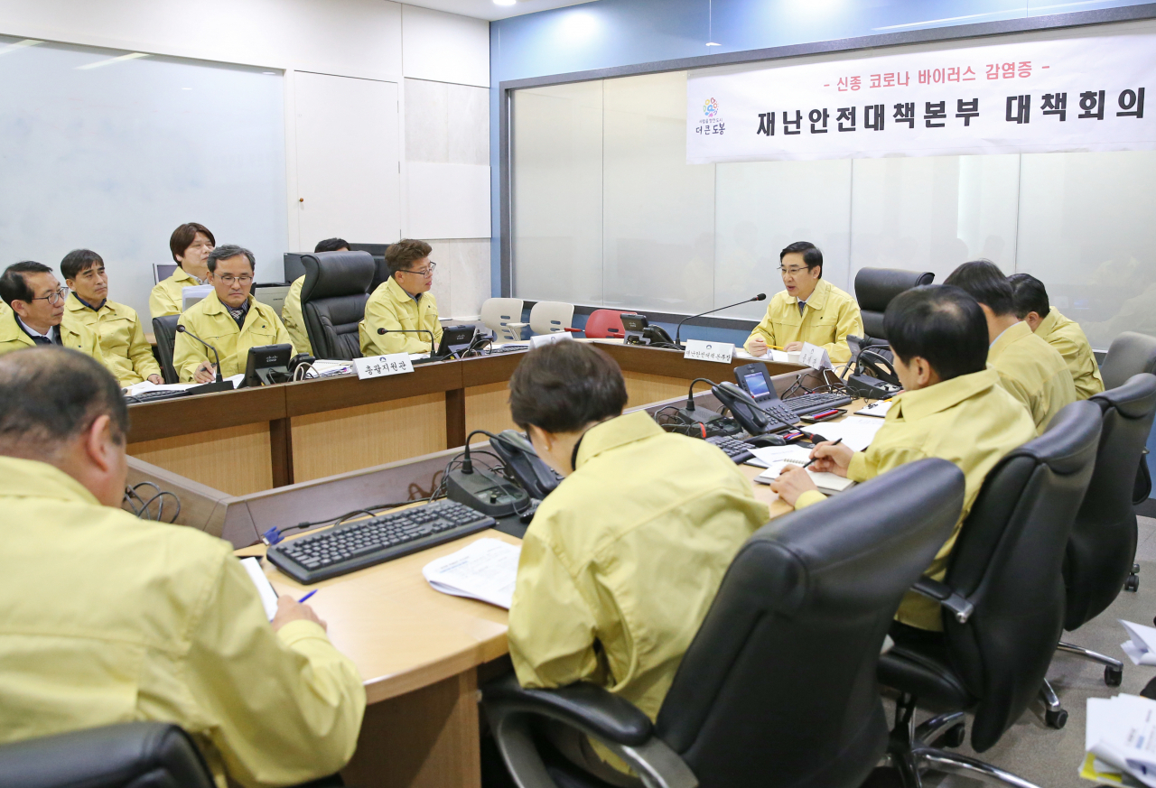 이동진 도봉구청장이 코로나19 종합대책 회의를 주재하는 모습. [도봉구 제공]