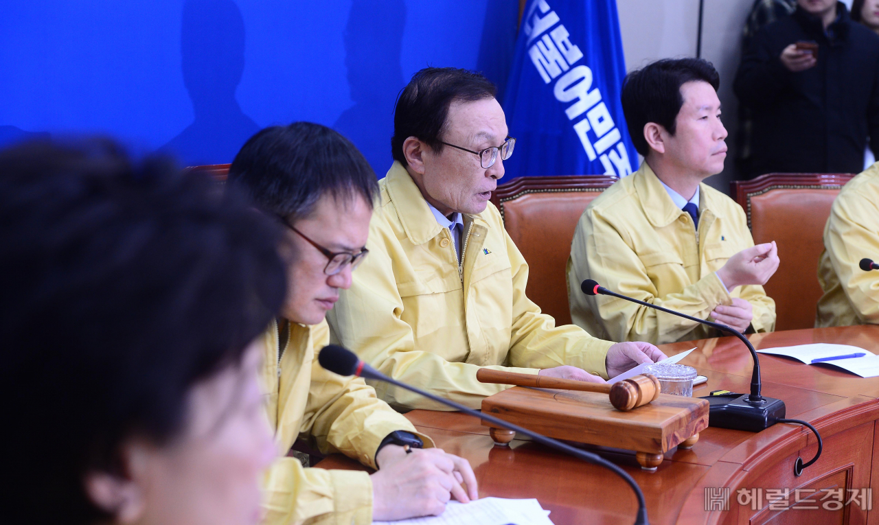[헤럴드경제=이상섭 기자] 이해찬 더불어민주당 대표가 21일 서울 여의도 국회에서 열린 더불어민주당 최고위원회의에 참석해 현안관련 발언을 하고 있다. babtong@heraldcorp.com