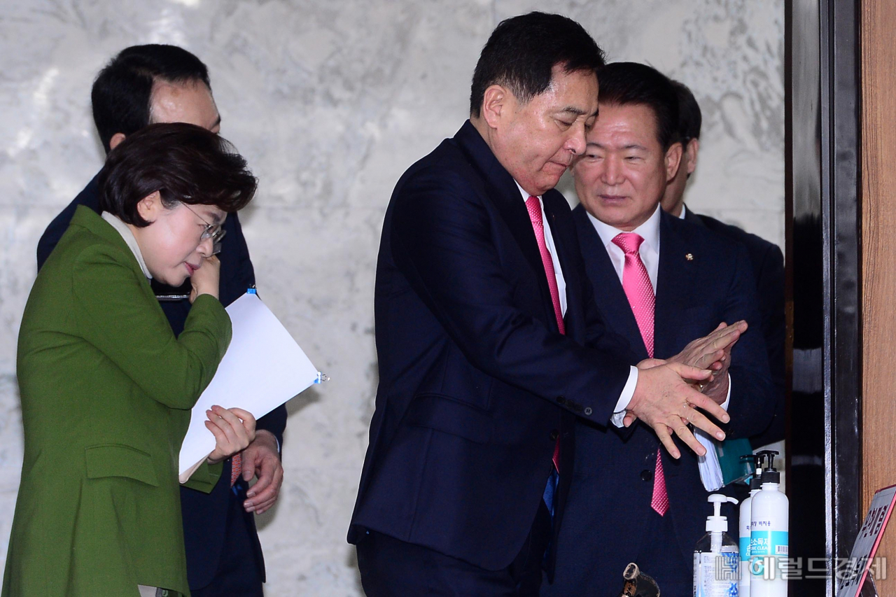 [헤럴드경제=이상섭 기자] 심재철 미래통합당 원내대표가 21일 오전 서울 여의도 국회에서 열린 코로나19긴급회의에 참석하기 위해 회의실로 들어오는 도중 손소독제로 손을 소독하고 있다. babtong@heraldcorp.com