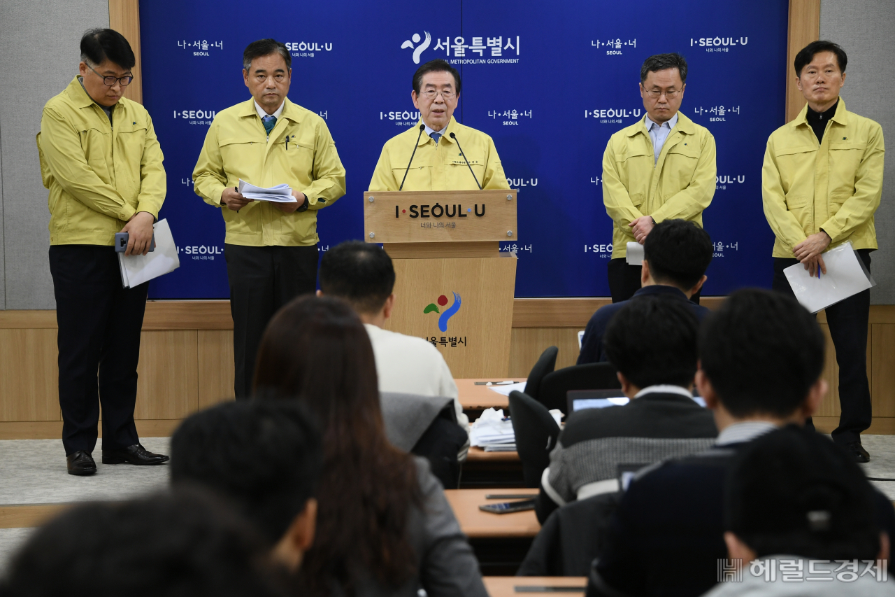 박원순 서울 시장이 21일 시청 브리핑실에서 코로나19 대응 관련 긴급 대책을 발표하고 있다.