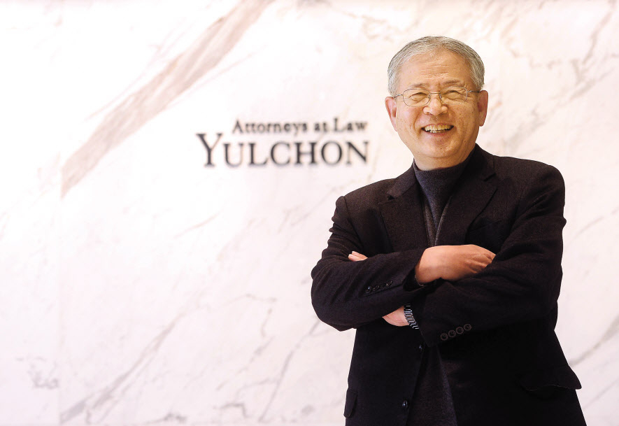 경북 경주 출신인 우창록 법무법인 율촌 명예회장은 1997년 6명의 변호사로 법무법인 율촌을 설립, 20년 만에 850명의 식구를 거느린 메이저 법무법인으로 성장시켰다. 그는 한번도 규모를 키우는게 목표인적은 없었다고 회고했다. 사규에 따라 창립자 기득권을 버리고 65세에 정년퇴직, 인생 2막을 준비하고 있다. 이상섭 기자