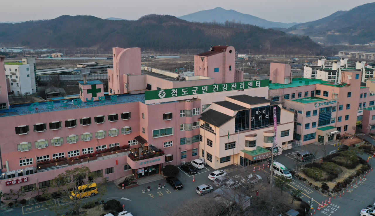 20일 오후 경북 청도군 대남병원이 적막감에 싸여 있다. 이곳에서는 신종 코로나바이러스 감염증 확진자 국내 첫 사망자가 나온 곳으로 알려졌으며 앞서 확진자가 나왔을 때 폐쇄됐다. 연합뉴스