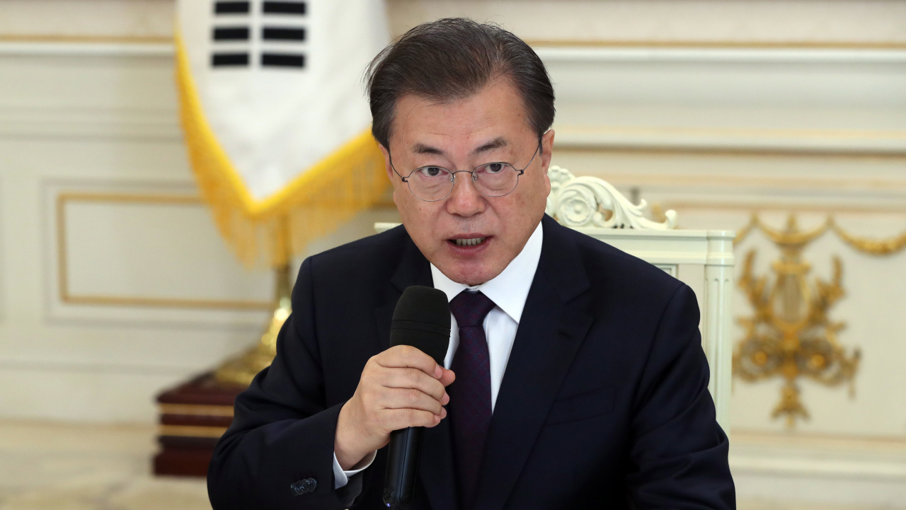 문재인 대통령이 지난 19일 청와대에서 신학기 교육현장 신종 코로나바이러스 감염증(코로나19) 대책 논의를 위한 시·도교육감 간담회를 하고 있다. [연합]