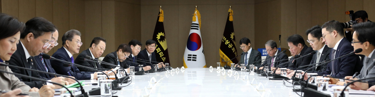 문재인 대통령이 지난 13일 서울 중구 대한상공회의소에서 열린 코로나19 대응 경제계 간담회에서 발언하고 있다. [연합]