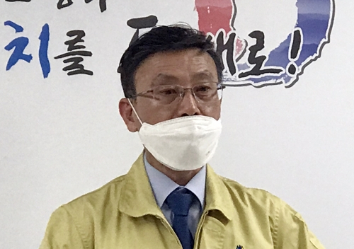 정하영 김포시장은 21일 긴급 브리핑을 열고 코로나19 확진자 부부 2명 발생에 대해 설명하고 있다.