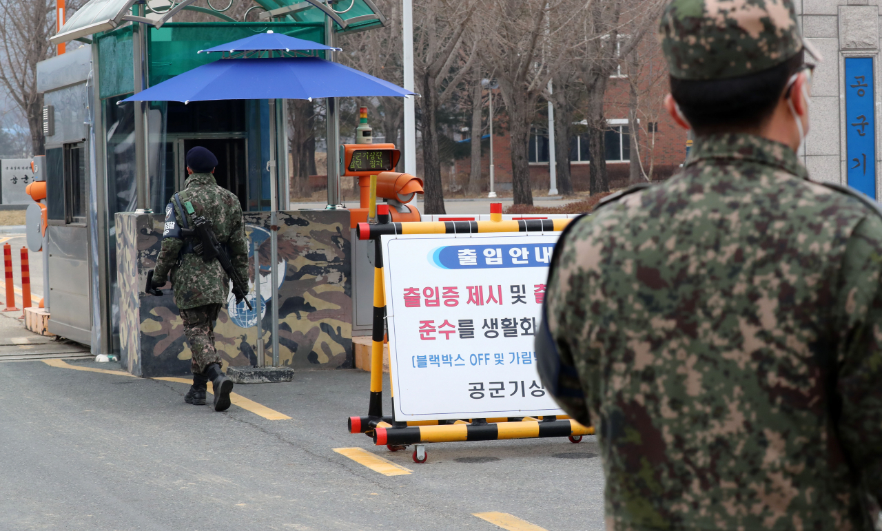 21일 오전 충남 계룡시 계룡대 공군 기상단 정문에서 관계자들이 근무하고 있다. 이날 새벽 공군 기상단에 파견된 공군 A 중위가 신종 코로나바이러스 감염증(코로나19) 확진 판정을 받아 국군 수도병원으로 이송됐다.[연합]