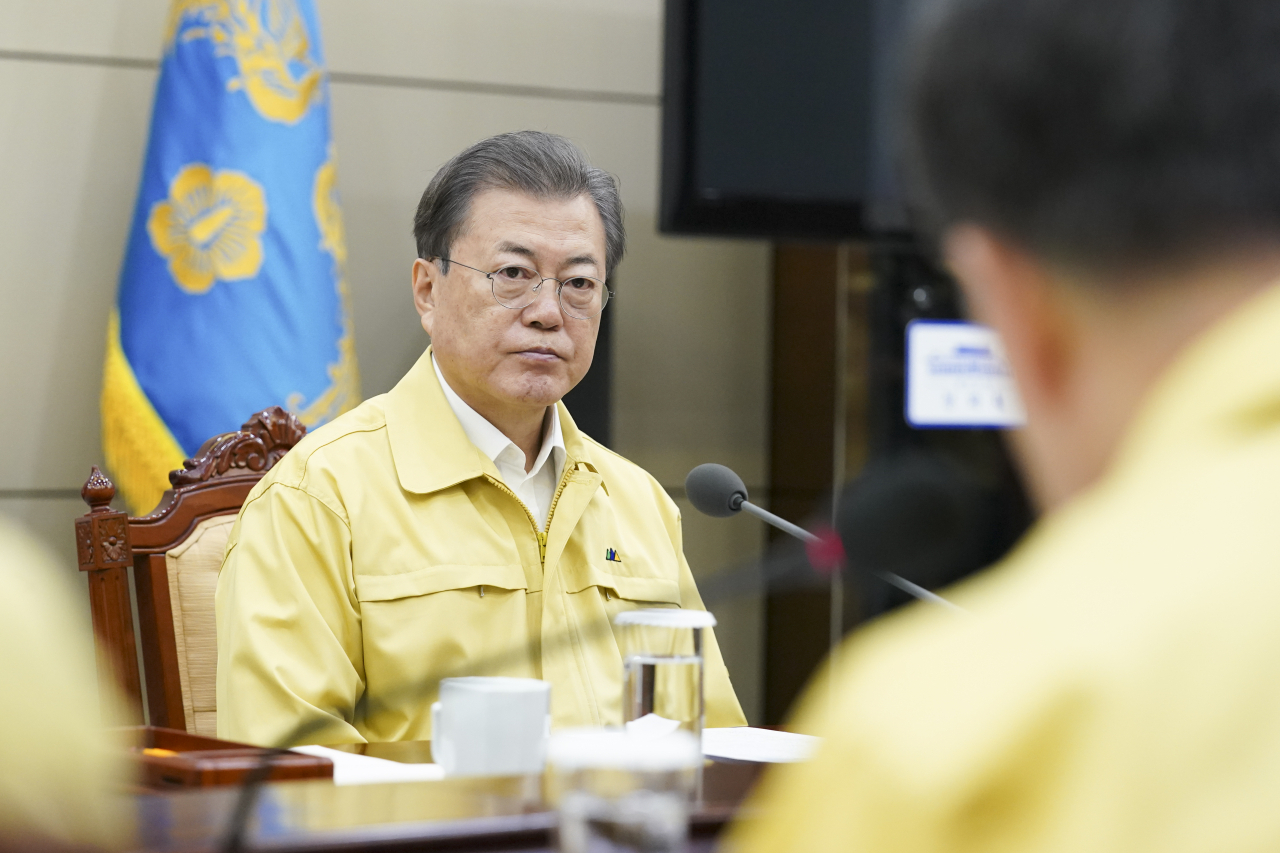 문재인 대통령이 지난 21일 청와대 여민관에서 정세균 국무총리의 신종 코로나바이러스 감염증(코로나19) 대응 관련 긴급 보고를 받고 있는 모습. [연합]