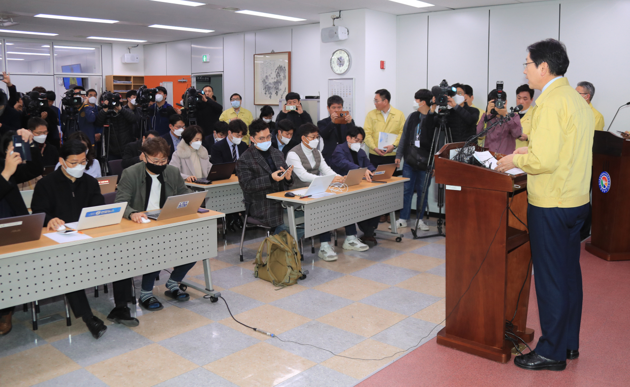 경남에서도 코로나19 확진자 4명이 발생하자 경상남도는 21일 도청 프레스센터에서 기자회견을 열고 관련 긴급브리핑을 실시했다.