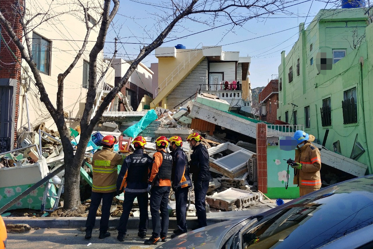 21일 오전 11시 4분께 부산 연제구 한 단독주택 철거 공사 현장에서 붕괴사고가 발생했다. [연합]