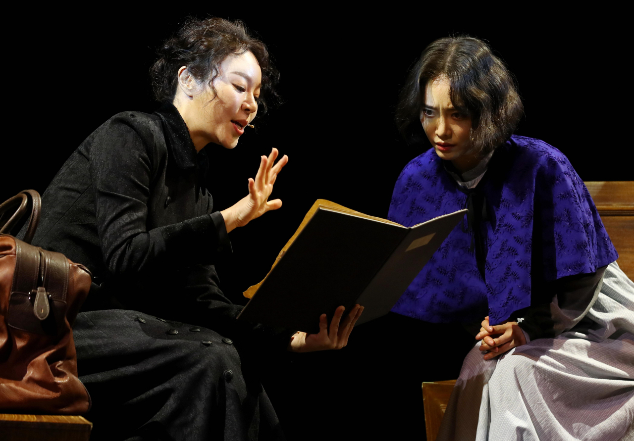 배우 리사(왼쪽)와 김히어라. [연합]