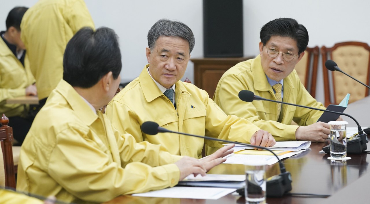 정세균 국무총리와 박능후 보건복지부 장관(가운데)이 21일 오전 청와대 여민관에서 신종 코로나바이러스 감염증(코로나19) 대응 관련 긴급 보고 전 대화하고 있다. 맨 오른쪽은 노형욱 국무조정실장. [연합]