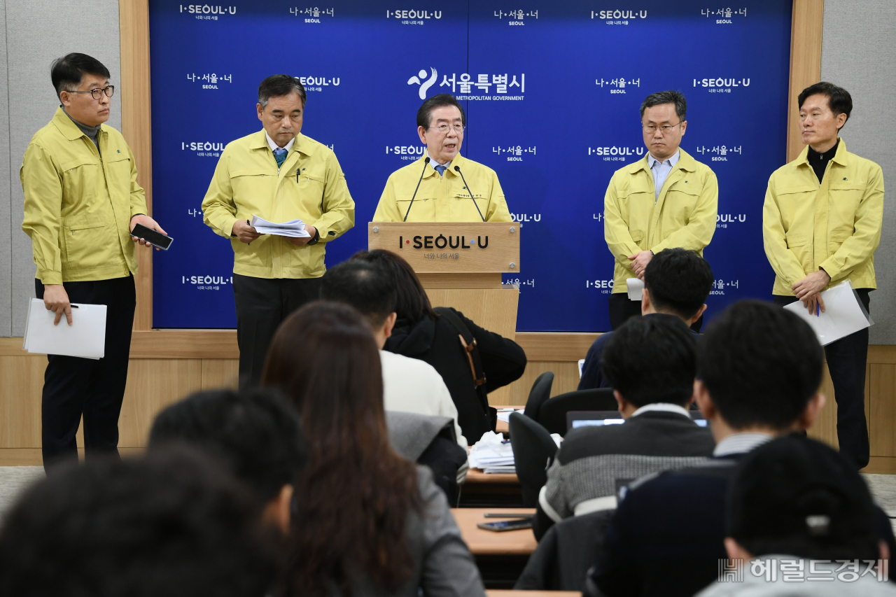 박원순 서울 시장이 21일 시청사 브리핑실에서 코로나19 대책 긴급 조치 계획을 발표하고 있다. [서울시 제공]