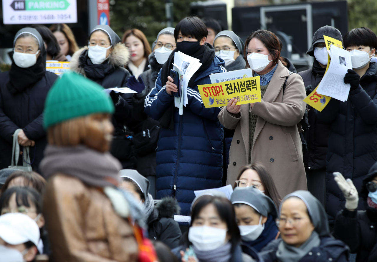 지난 19일 오후 서울 종로구 옛 일본대사관 앞에서 열린 ‘일본군 성노예제 문제해결을 위한 정기 수요시위’에서 참가자들이 일본 정부의 공식 사죄와 배상을 촉구하고 있다. [연합]