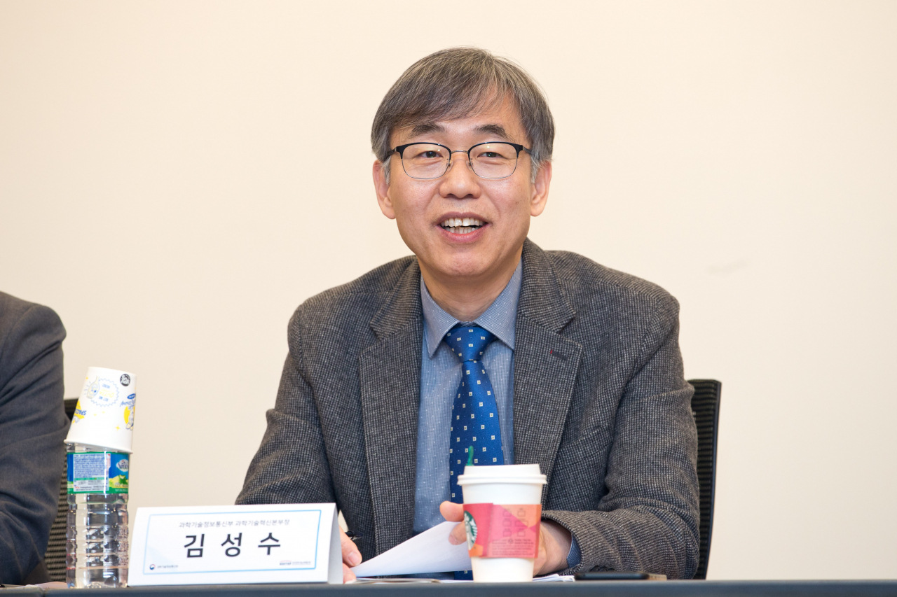 과학기술정보통신부가 21일 오후 서울 중구 대한상공회의소에서 '범부처 감염병 연구개발(R&D) 관련 전문가 간담회' 를 개최했다. 김성수 과학기술정보통신부 과학기술혁신본부장이 인사말을 하고 있다.[과기부 제공]