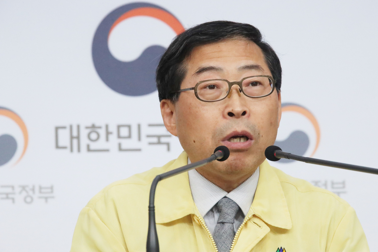 김규태 교육부 고등교육정책실장이 21일 오후 정부서울청사에서 신종 코로나바이러스 감염증(코로나19) 예방 대응 및 지원 체계에 대해 브리핑을 하고 있는 모습. [연합]