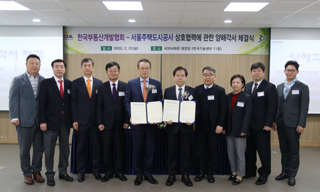 한국부동산개발협회와 서울주택도시공사는 21일 상호 협력을 위한 양해각서를 체결했다. 문주현 한국부동산개발협회 회장(사진 왼쪽에서 다섯번째)과 김세용 서울주택도시공사 사장(왼쪽에서 여섯번째)이 양해각서에 서명한 후, 포즈를 취하고 있다. [한국부동산개발협회 제공]