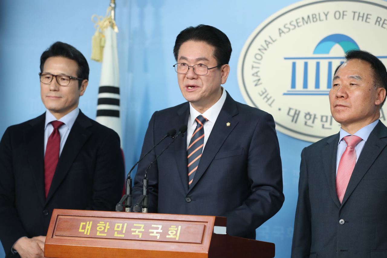 대표적인 국민의당 안철수 창당준비위원장 계열로 알려진 무소속 이동섭 의원(가운데)이 21일 오후 서울 여의도 국회 정론관에서 미래통합당에 입당한다고 밝히고 있다. [연합]