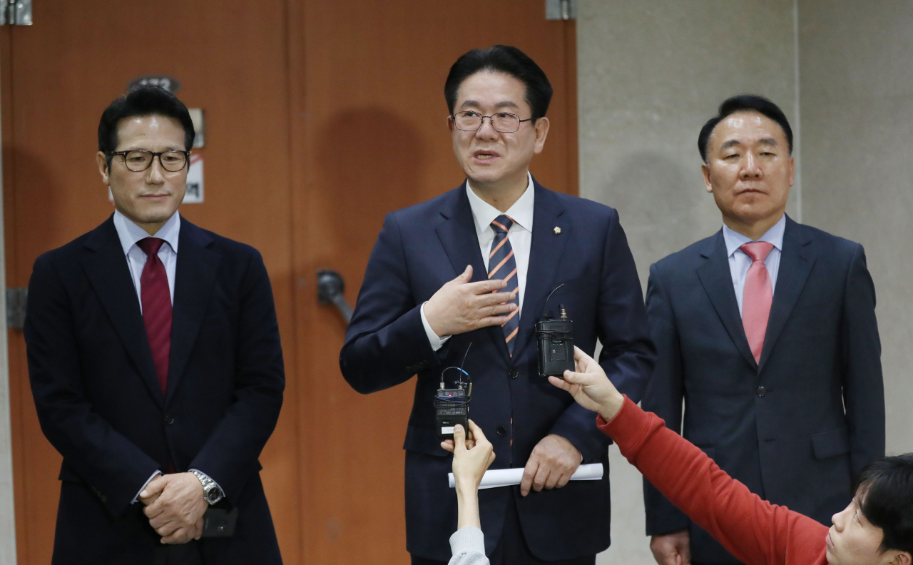 미래통합당 입당 소식을 밝힌 이동섭 의원(가운데)이 21일 오후 서울 여의도 국회에서 취재진 질문에 답하고 있다. [연합]