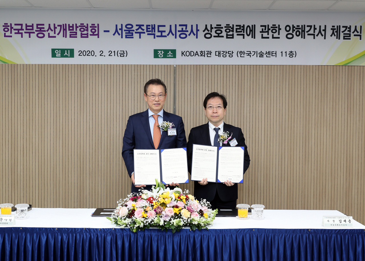 서울주택도시공사 김세용 사장(사진 우측)은 한국부동산개발협회 문주현 회장(사진 좌측)과 부동산 개발 전문인력 양성을 위한 업무협약(MOU)을 21일 협회 임원회의실에서 체결하고 있다. [SH제공]