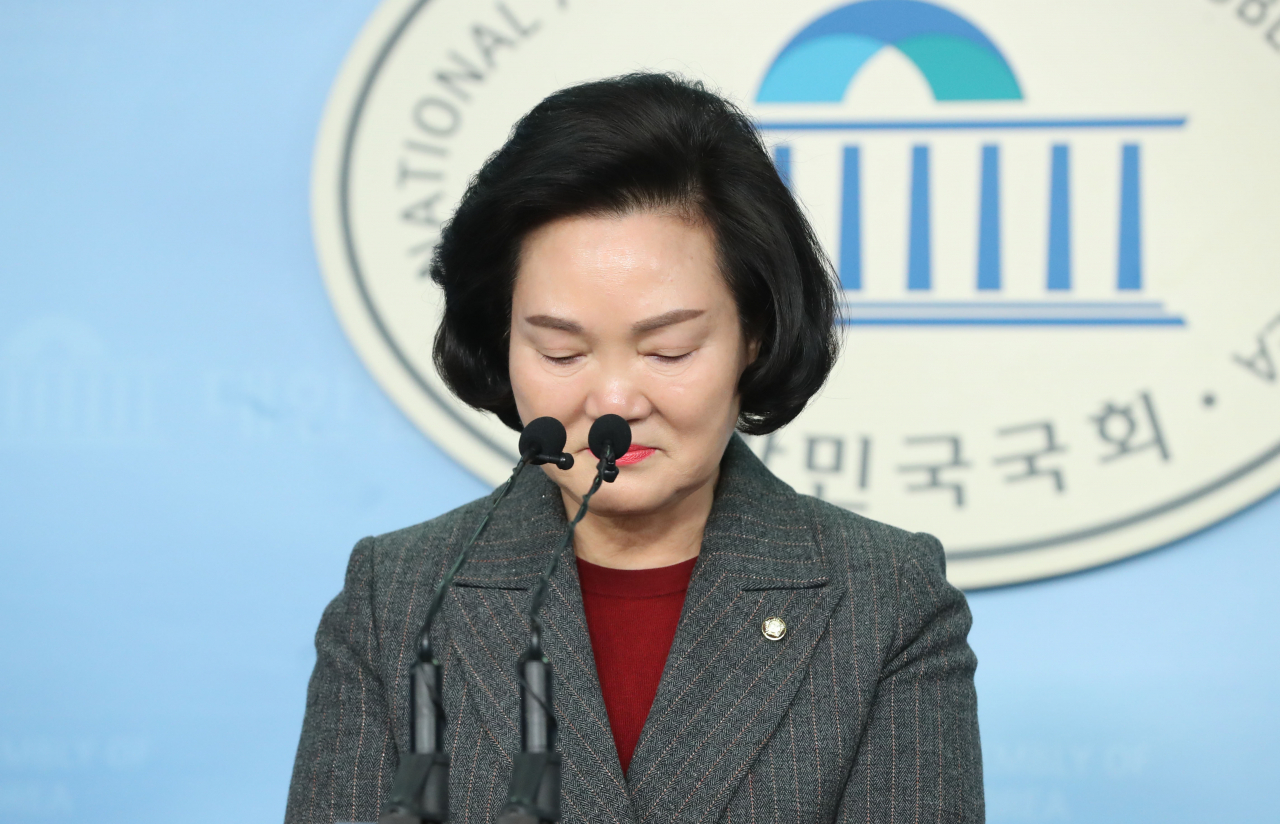 21일 오후 서울 여의도 정론관에서 미래통합당 윤종필 의원이 국회의원 선거 불출마 선언을 하며 울먹이고 있다. [연합]