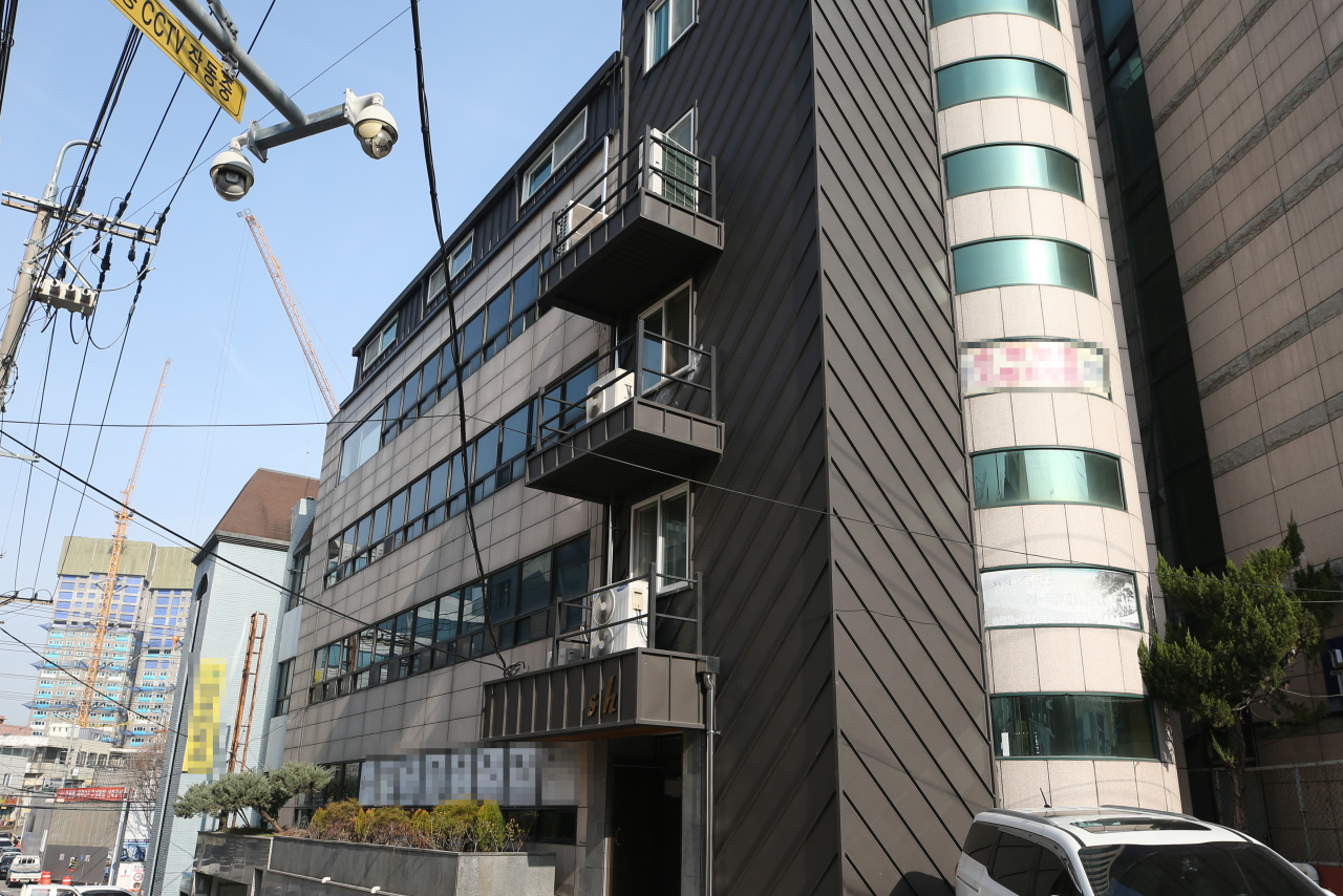 21일 오전 신종 코로나바이러스 감염증(코로나19) 확진자가 방문한 것으로 알려진 광주 남구 백운동 한 건물 주변이 적막에 쌓여있다. [연합]