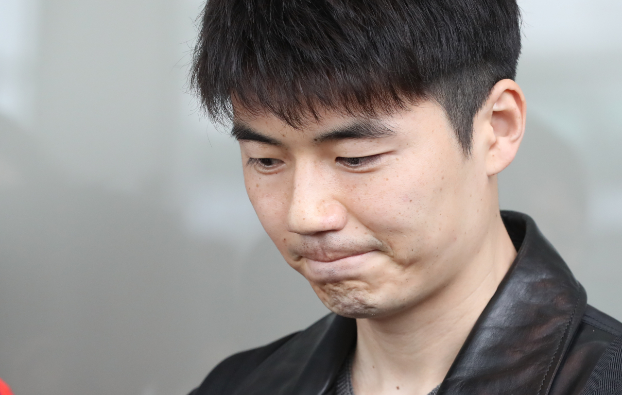 K리그 복귀 무산 이후 스페인 1부리그 행을 앞둔 기성용이 21일 오전 인천국제공항을 통해 스페인으로 출국하기에 앞서 취재진의 질문을 받고 있다. [연합]