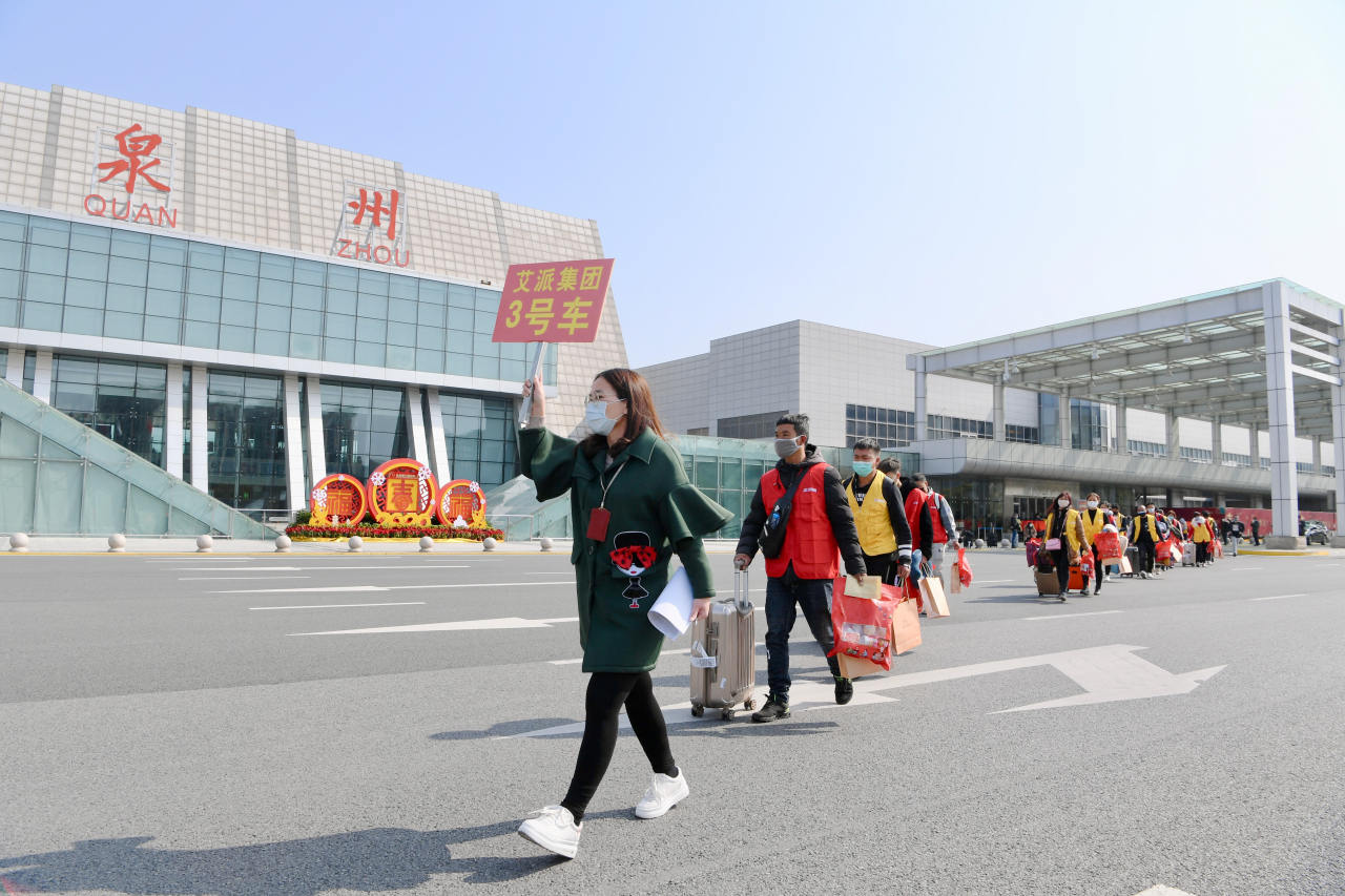 중국 윈난성 출신 농민공들이 19일 전세기편으로 푸젠성 취안저우의 공항에 도착한 뒤 안내원을 따라 일터로 복귀하고 있다. 신종 코로나바이러스 감염증(코로나19) 사태가 터진 이후 농민공을 태운 전세기가 푸젠성에 도착한 것은 이번이 처음이다. [연합뉴스]