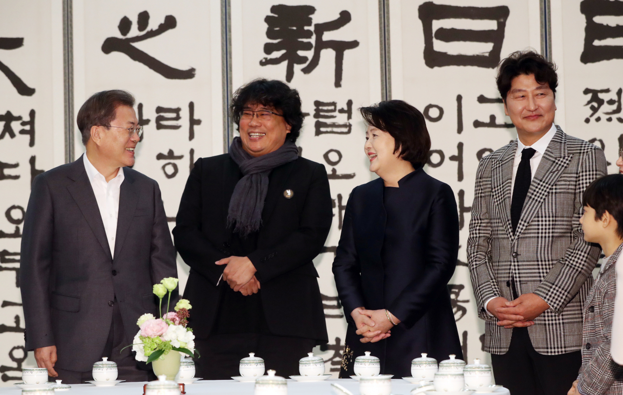 문재인 대통령과 김정숙 여사가 지난 20일 청와대에서 영화 ‘기생충’ 봉준호 감독 등 제작진, 배우들과 환담하고 있다. [연합]