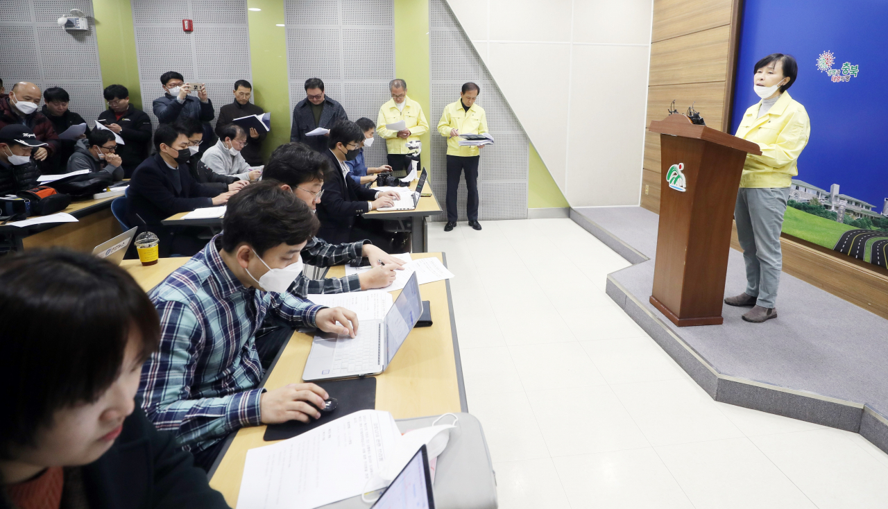 22일 오전 청주시 상당구 충북도청 브리핑실에서 전정애 보건복지국장이 청주에서 발생한 코로나19 확진자 관련 내용을 발표하고 있다. 연합뉴스