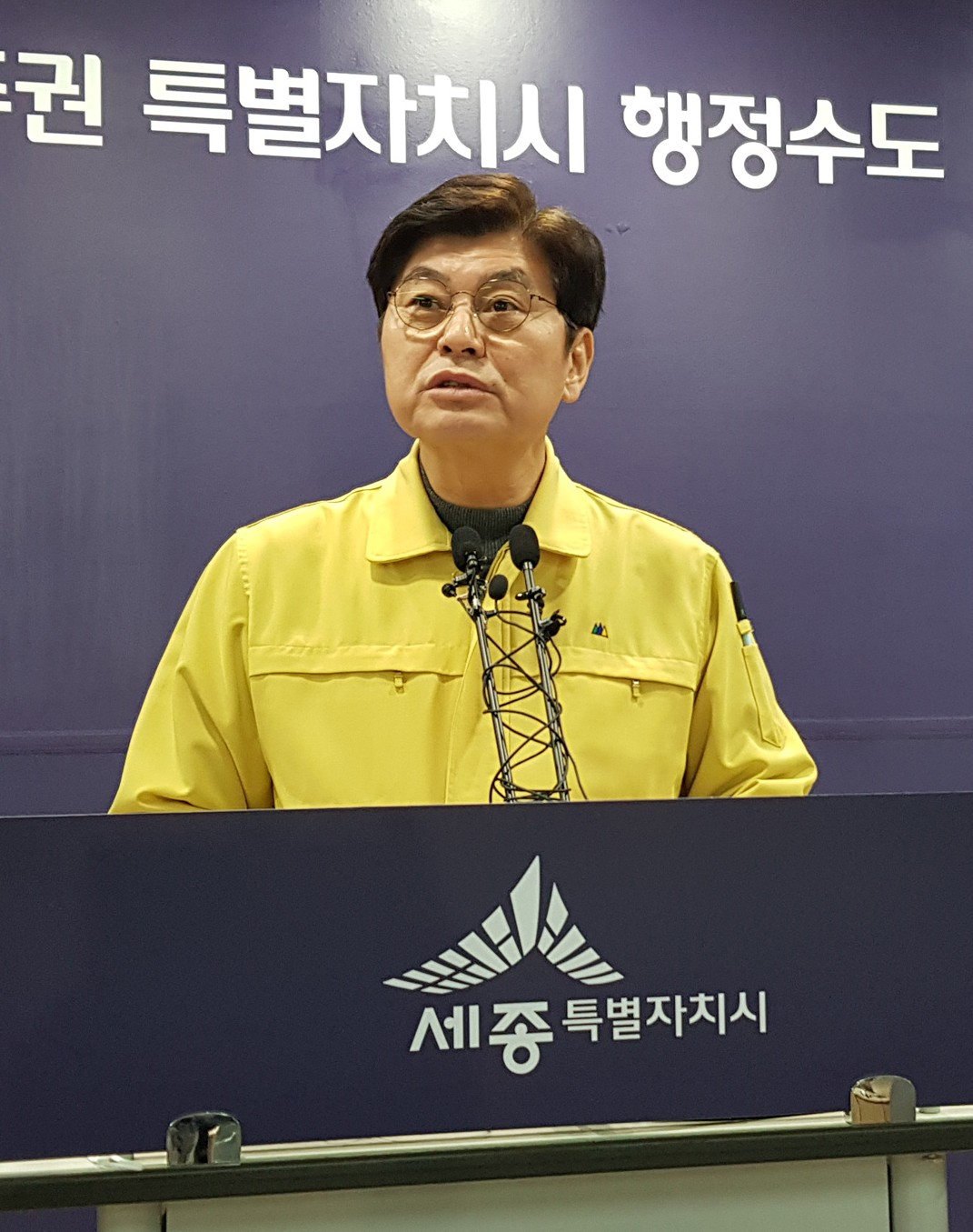 세종시에서 첫 코로나바이러스 감염증(코로나19) 확진자 발생한 22일 이춘희 세종시장이 기자회견을 갖고 향후 대응책에 대해 설명하고 있다. ［연합］