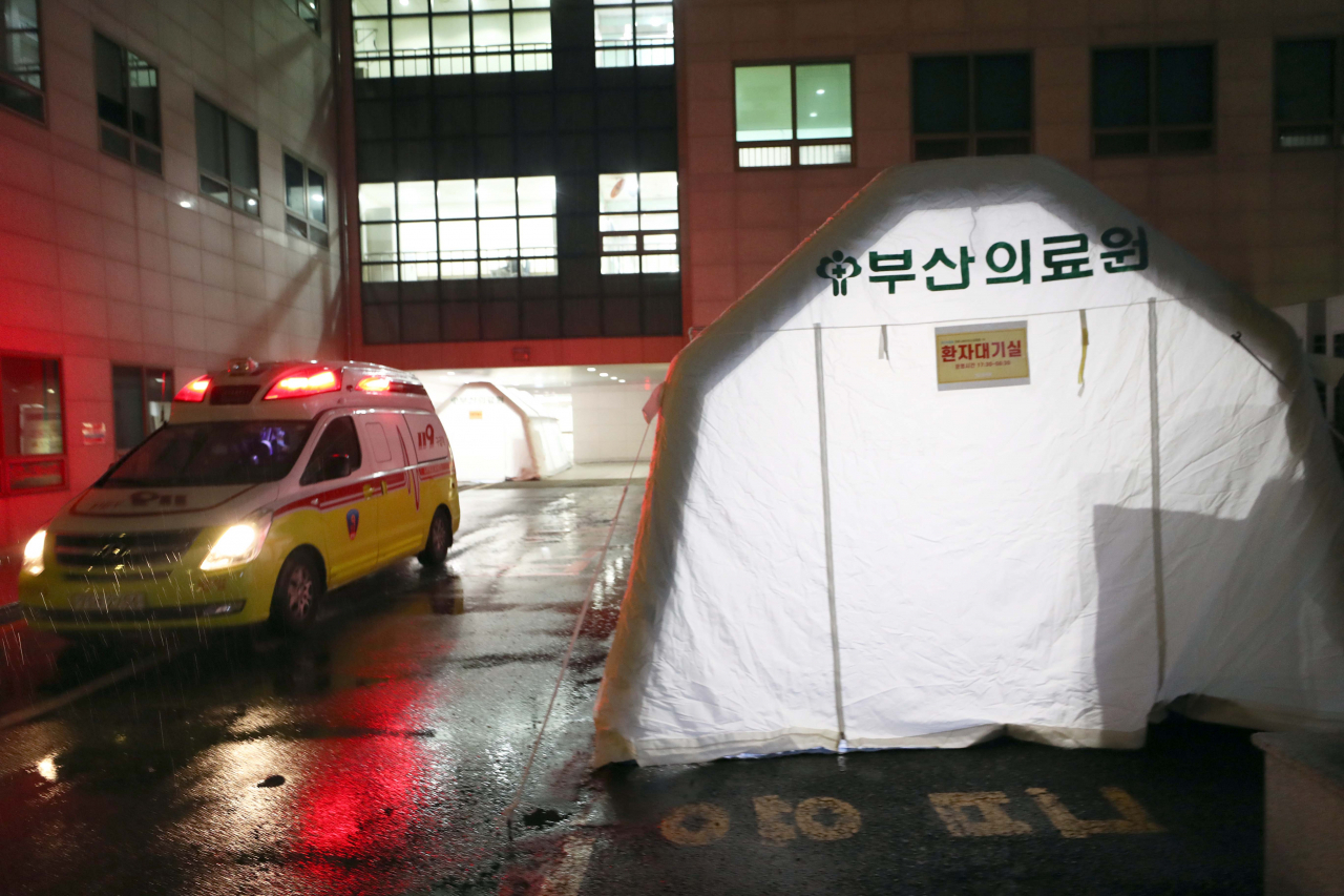 21일 오후 부산의 한 병원 입구에 마련된 선별진료소. 사진은 기사 특정 내용과 관련 없음.[연합]