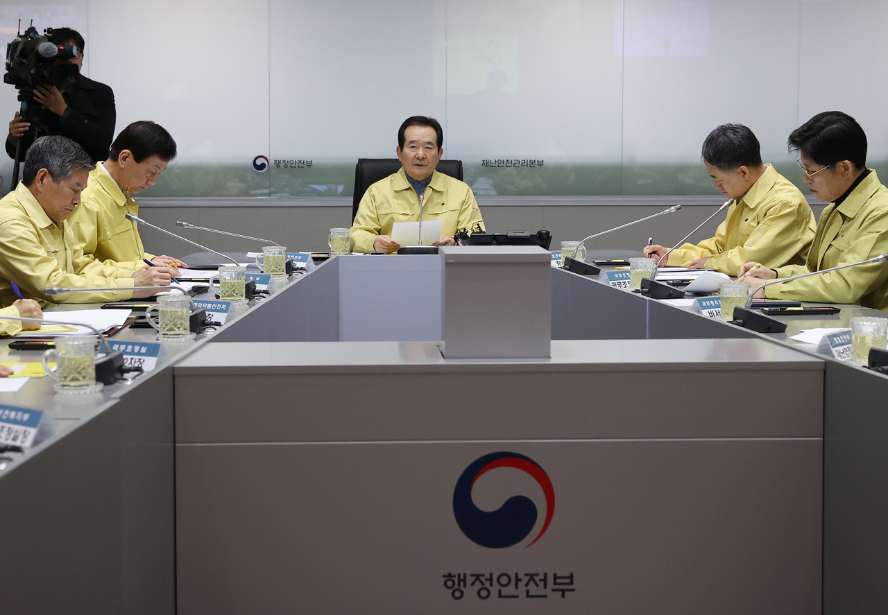 정세균 국무총리가 22일 오후 정부서울청사 중앙재난안전상황실 서울상황센터에서 열린 대구·경북 방역상황 점검회의에서 모두발언을 하고 있다. ［연합］