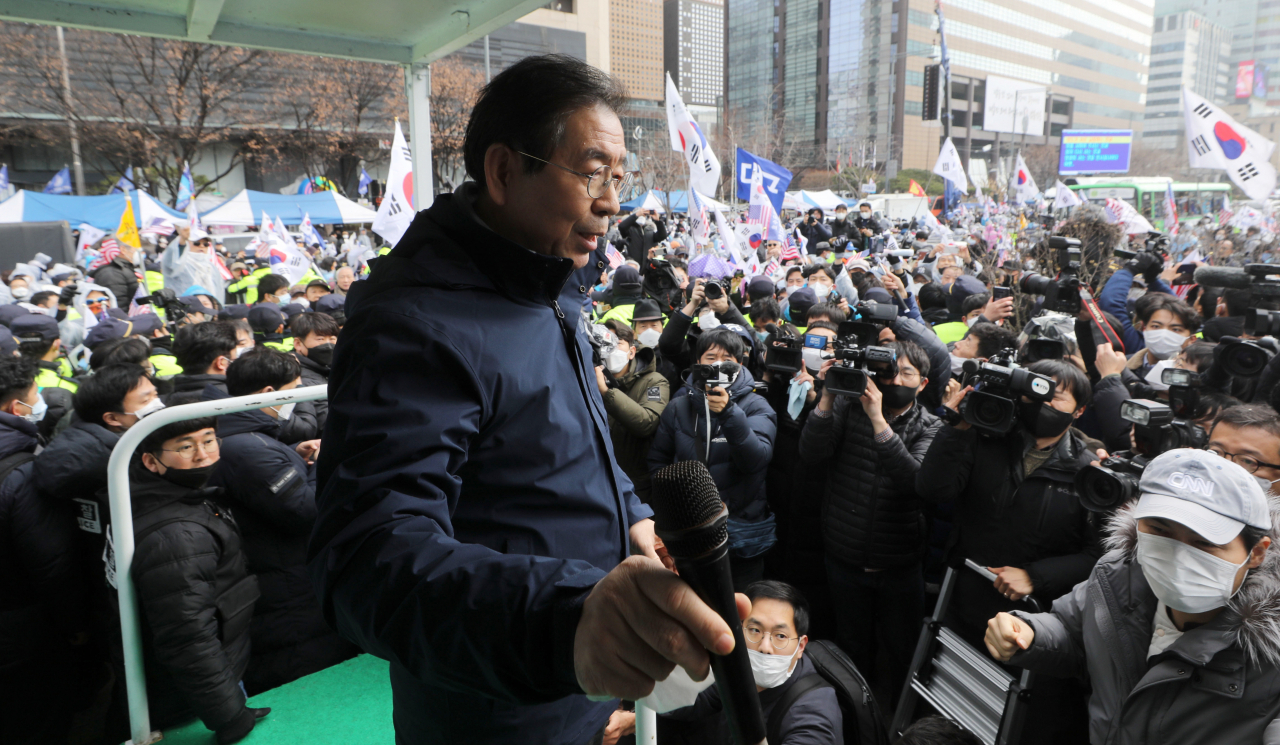 박원순 서울시장이 22일 오후 서울 광화문광장에서 문재인하야범국민투쟁본부 주최로 열린 집회의 중단을 촉구하고 있다.[연합]