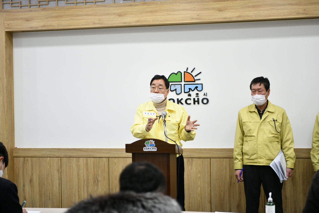 김철수 속초시장이 코로나 19 확진자 발표를 하고있다[속초시 제공]