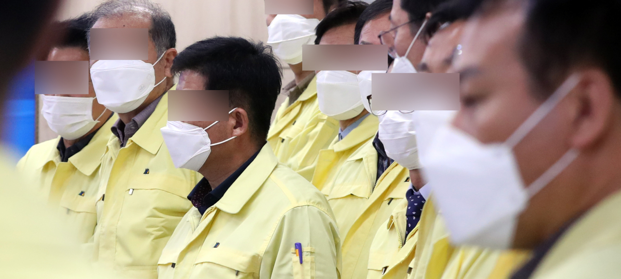 22일 오후 경남도청 프레스센터에서 '경남지역 신종 코로나바이러스 감염증 확진자' 관련 경남도·창원시 브리핑이 진행되는 동안 해당 지자체 공무원들이 마스크를 착용하고 있다. 연합뉴스