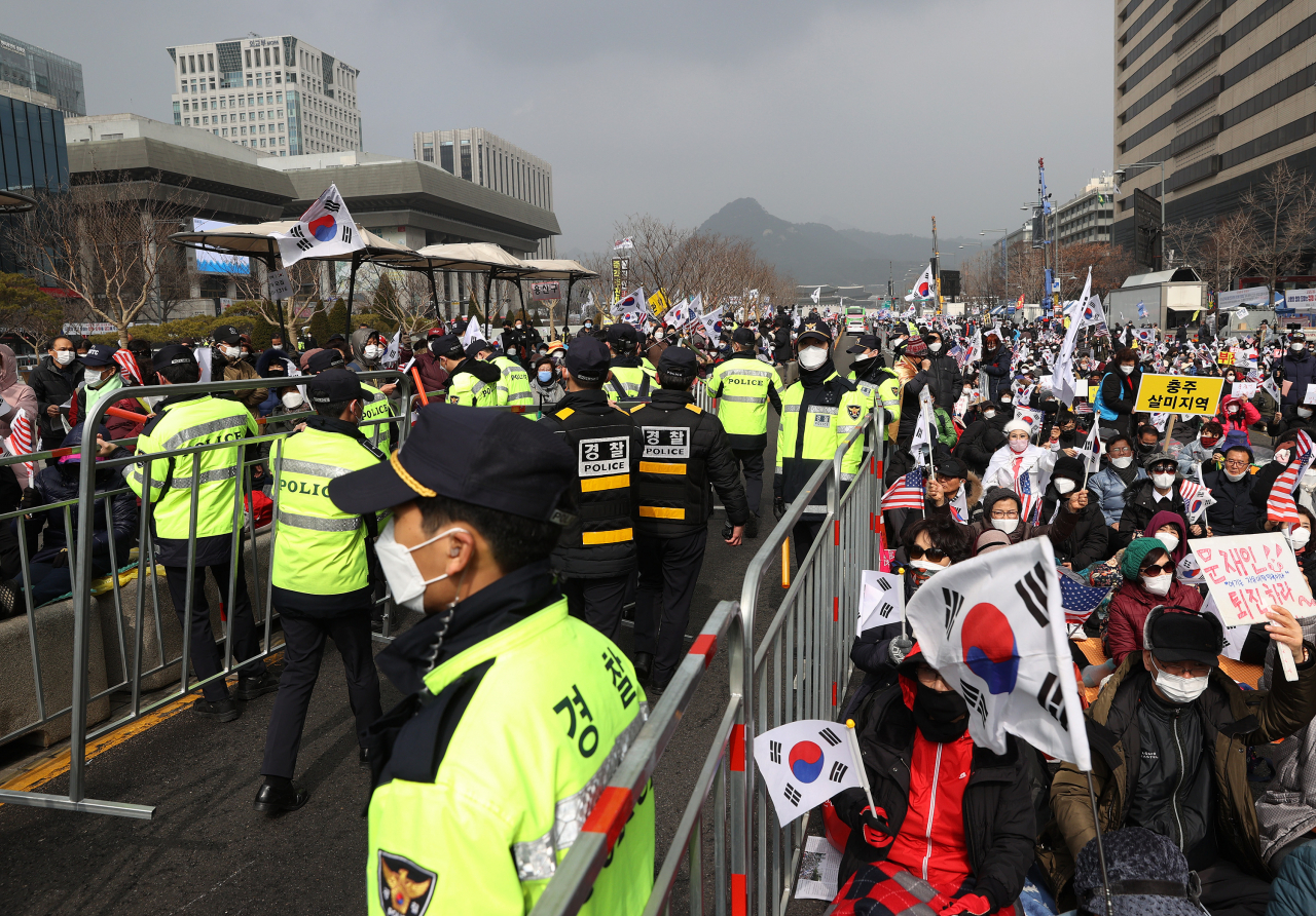 서울시가 신종 코로나바이러스 감염증(코로나19) 확산 방지를 위해 서울 종로구 광화문광장·청계광장, 중구 서울광장에서 집회를 여는 것을 당분간 금지하기로 한 가운데 지난 22일 오후 광화문광장 인근 도로에서 문재인하야범국민투쟁본부 주최로 ‘문재인탄핵국민대회’가 열리고 있다. [연합]