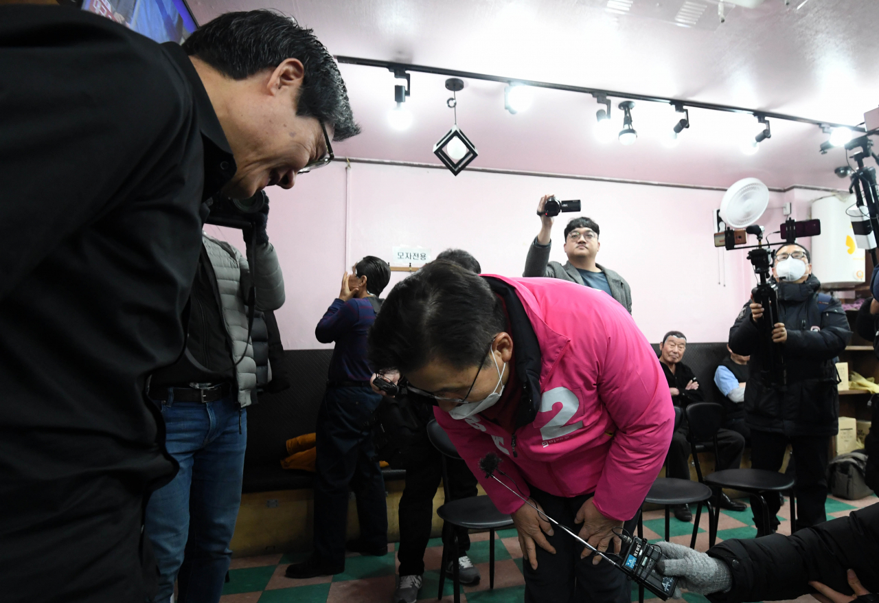 황교안 미래통합당 대표가 21일 서울 종로구 탑골공원 인근 이발소를 방문해 인사하고 있다. [연합]