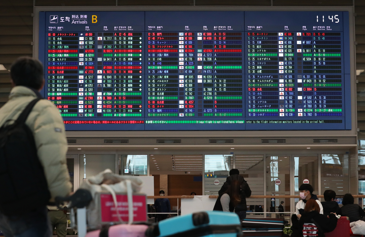 신종 코로나바이러스 감염증 확산이 우려되고 있는 2일 인천국제공항 2터미널 입국장에서 이용객이 현황판을 바라보고 있다. 연합뉴스