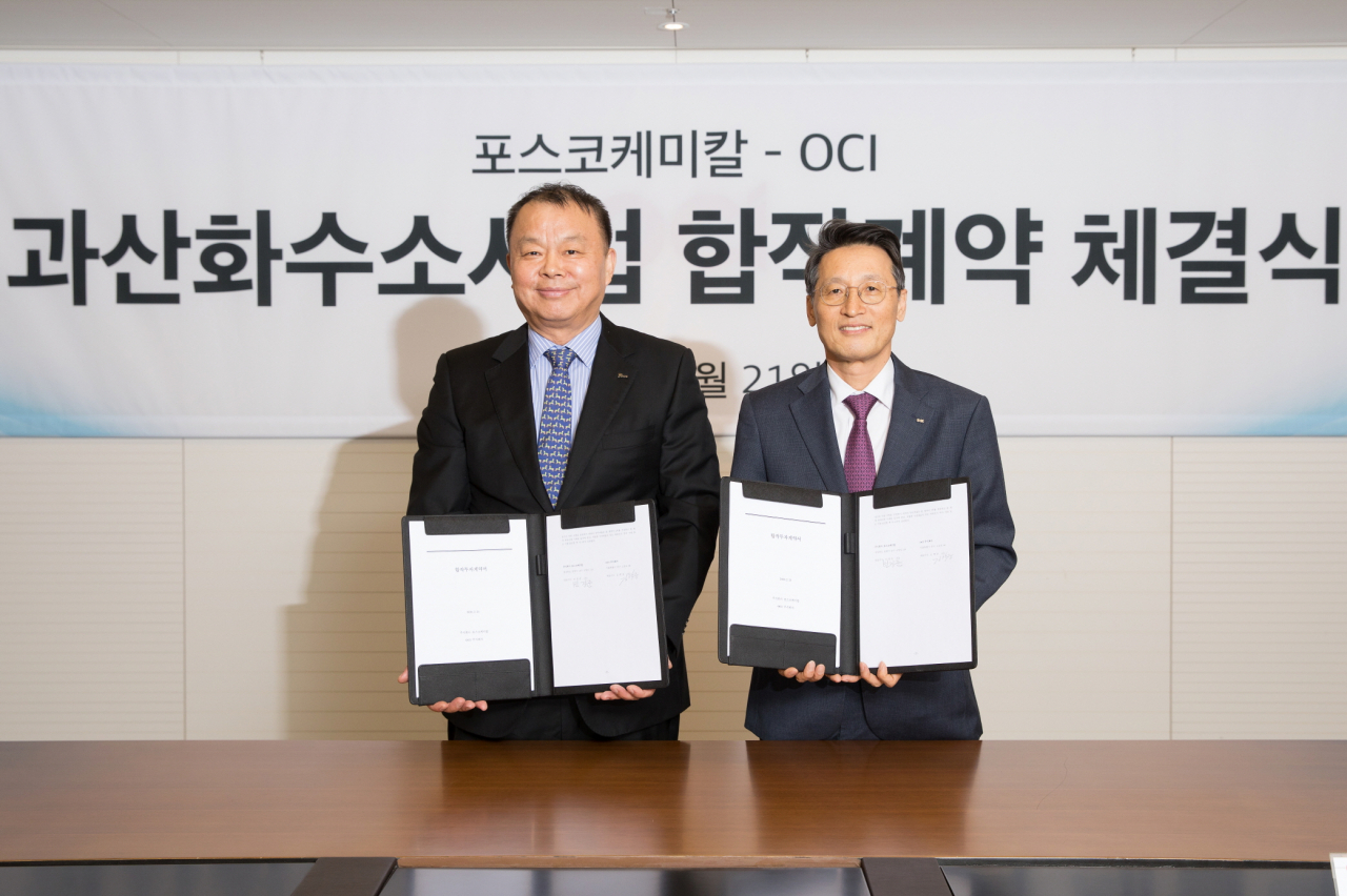 OCI 김택중 사장(오른쪽)과 포스코케미칼 민경준 사장(왼쪽)이 21일 합작계약을 체결했다. [OCI 제공]