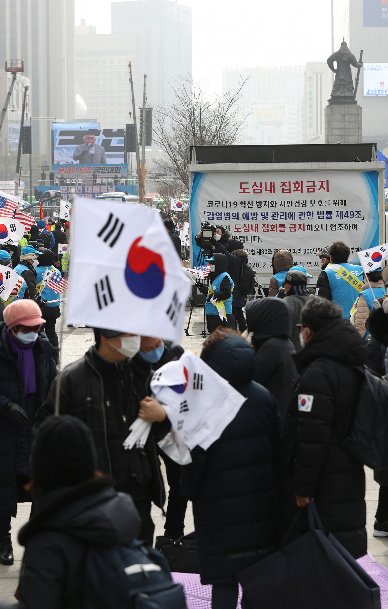 서울시가 코로나19 확산 방지를 위해 광화문광장, 서울광장, 청계광장에서 집회를 여는 것을 당분간 금지하기 한 가운데 22일 오후 서울 광화문광장 인근 도로에서 범투본 주최로 집회가 강행됐다. 연합뉴스
