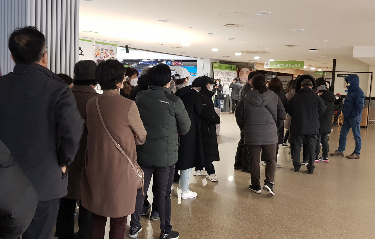 신종 코로나바이러스 감염증(코로나19)이 최근 빠르게 확산되고 있는 가운데 토요일이었던 지난 22일 오전 대전 서구 월평동의 한 대형 마트 앞에서 개점 전부터 시민들이 마스크를 사기 위해 기다리고 있다. [연합]