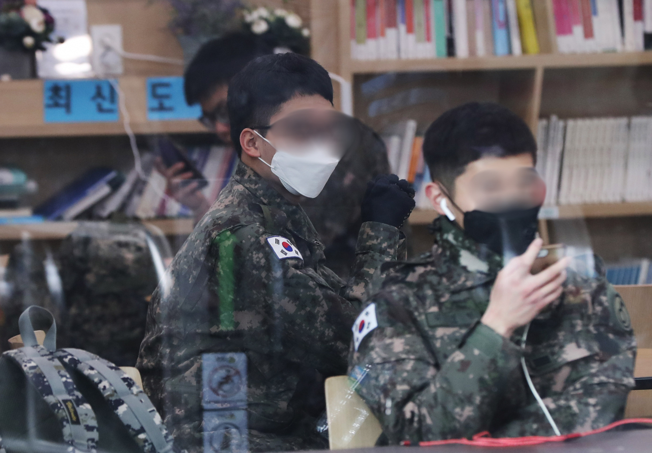 국방부는 코로나19 군내 확산을 차단하고자 22일부터 전 장병의 휴가, 외출, 외박, 면회를 통제하기로 했다. 다만, 전역 전 휴가 및 경조사에 의한 청원 휴가는 정상 시행하고, 전역 전 휴가를 앞둔 장병들은 부대에 복귀하지 않고 전역할 수 있도록 휴가 일정을 조정하기로 했다. 사진은 21일 오후 서울역 TMO에서 대기하고 있는 군인들 모습. 연합뉴스