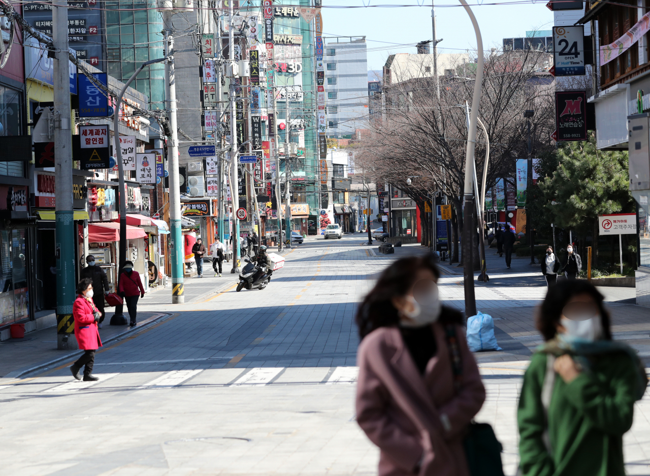 23일 오후 부산 동래역 일대 거리가 썰렁하다. 지난 이틀 새 5명의 코로나19 확진자가 나온 부산에서 11명이 넘는 추가 확진자가 발생했다. 연합뉴스