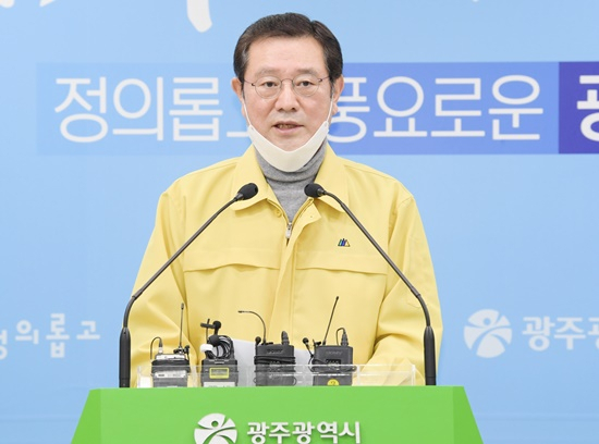 이용섭 광주광역시장이 23일 시청에서 코로나19 관련 현황과 방역대책을 브리핑하고 있다. [광주시 제공]