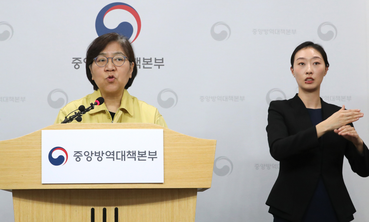 정은경 중앙방역대책본부장(질병관리본부장, 왼쪽)이 지난 21일 오후 충북 청주시 질병관리본부에서 신종 코로나바이러스 감염증 국내 발생현황 및 확진환자 중간조사 결과 등 정례브리핑을 마친 뒤 취재진의 질문에 답변하고 있다. [연합]