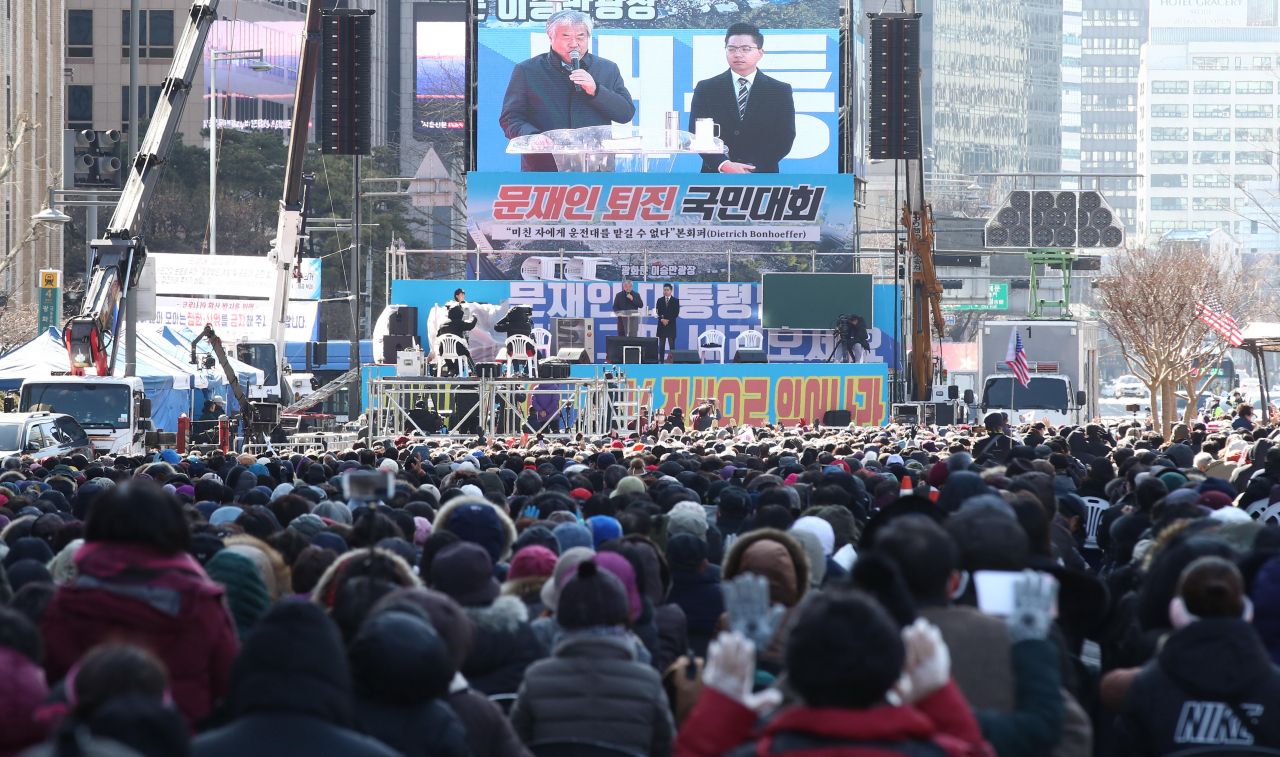 서울시가 신종 코로나바이러스 감염증(코로나19) 확산 방지를 위해 서울 종로구 광화문광장·청계광장, 중구 서울광장에서 집회를 여는 것을 금지한 지 사흘째였던 지난 23일 광화문광장 인근 도로에서 열린 문재인하야범국민투쟁본부(범투본) 주최 집회. 무대에서 전광훈 한국기독교총연합회 대표회장 목사가 발언하고 있다. [연합]