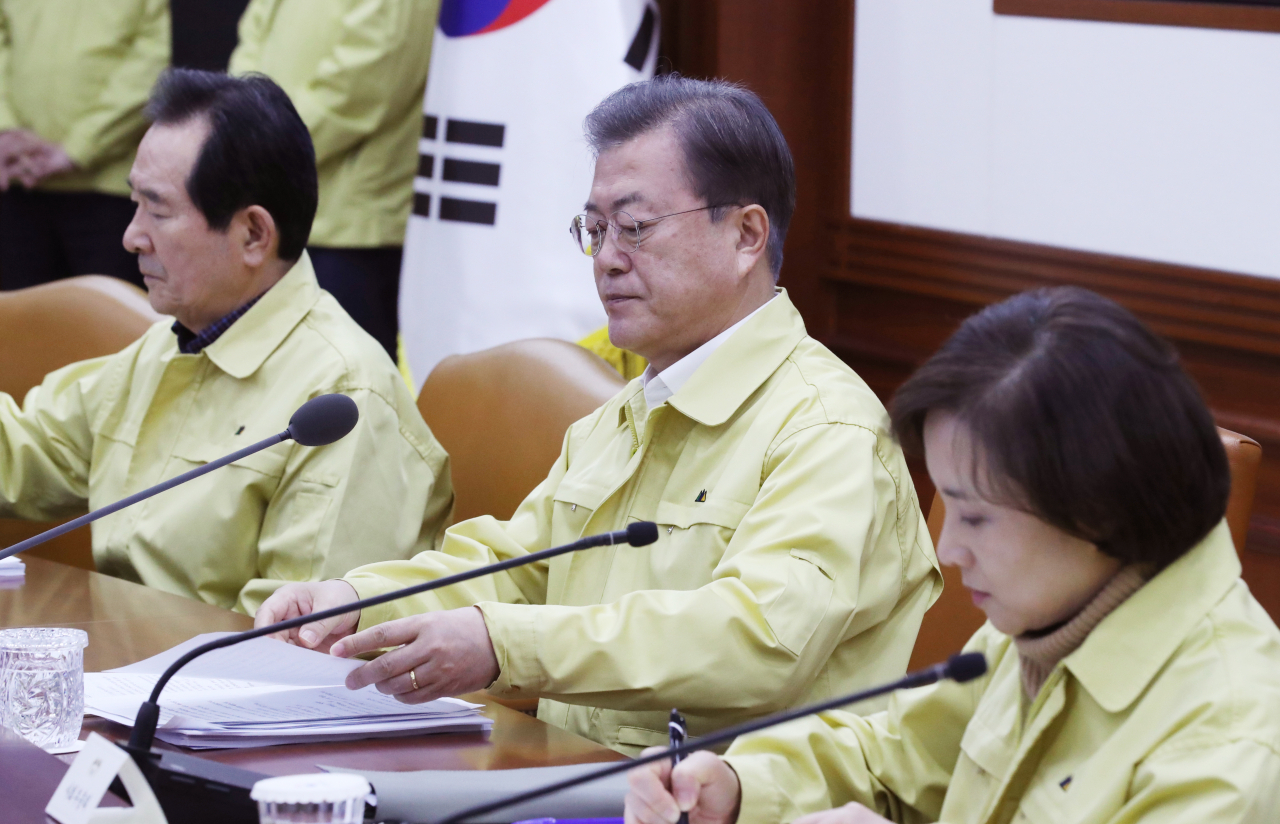 문재인 대통령이 23일 오후 정부서울청사에서 열린 코로나19 범정부대책회의에 참석해 있다. 연합뉴스